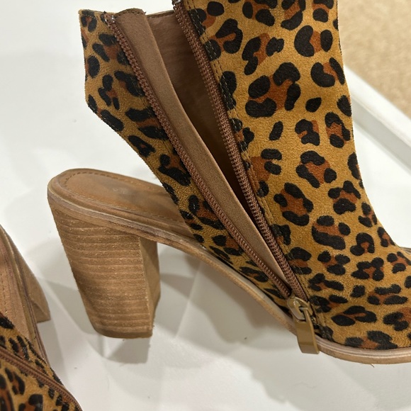 Very Volatile leopard print heels with fringe- size 8 - Picture 3 of 6